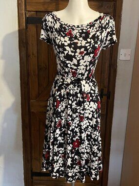 Max Marra's white and black striped fitted short-sleeved printed top